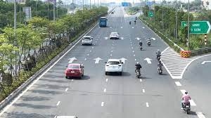 Tài xế xe máy coi thường mạng sống, lao vun vút trên cao tốc Hà Nội - Hải Phòng